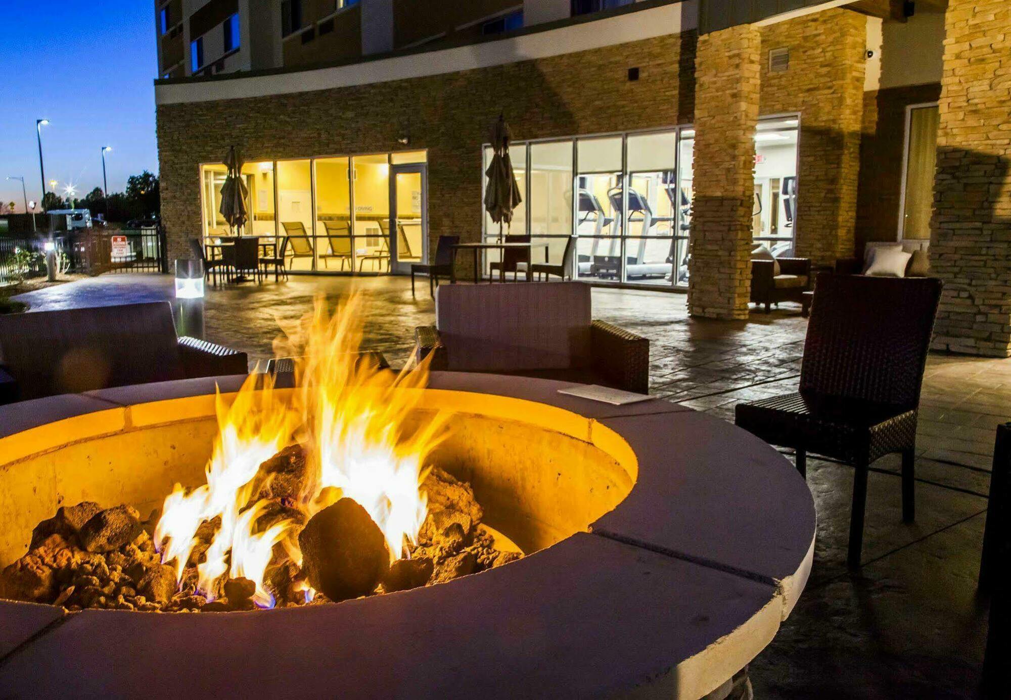 Отель Courtyard By Marriott St. Louis St. Peters Сент-Питерс Экстерьер фото